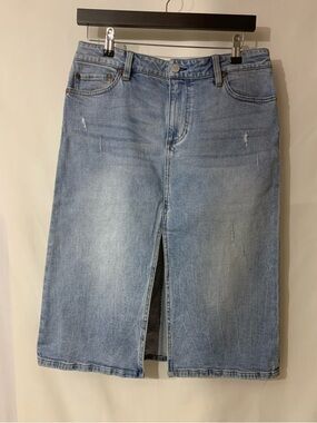 Alice + Olivia Mid Wash Denim Knee-Length Skirt with Front Slit. Size 30.